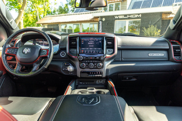 Dodge Ram 1500 5.7 V8 4x4 Crew Cab Rebel Panoramadak I Leder zwart rood I Camera I Nieuwe banden I LPG I Luchtvering I Trekhaak