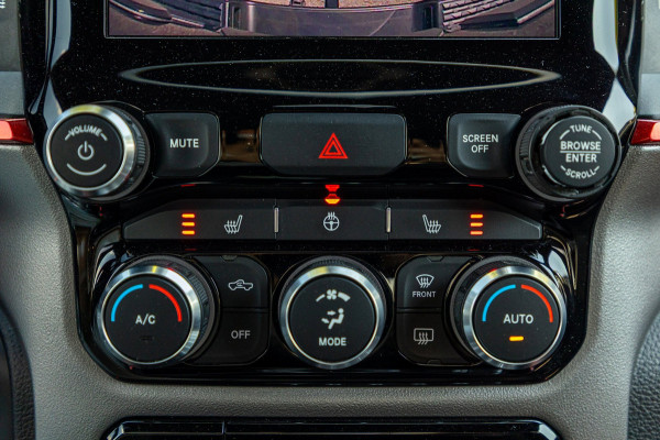 Dodge Ram 1500 5.7 V8 4x4 Crew Cab Rebel Panoramadak I Leder zwart rood I Camera I Nieuwe banden I LPG I Luchtvering I Trekhaak