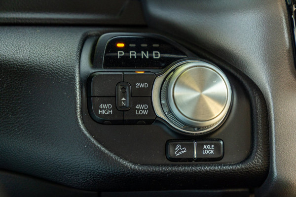 Dodge Ram 1500 5.7 V8 4x4 Crew Cab Rebel Panoramadak I Leder zwart rood I Camera I Nieuwe banden I LPG I Luchtvering I Trekhaak