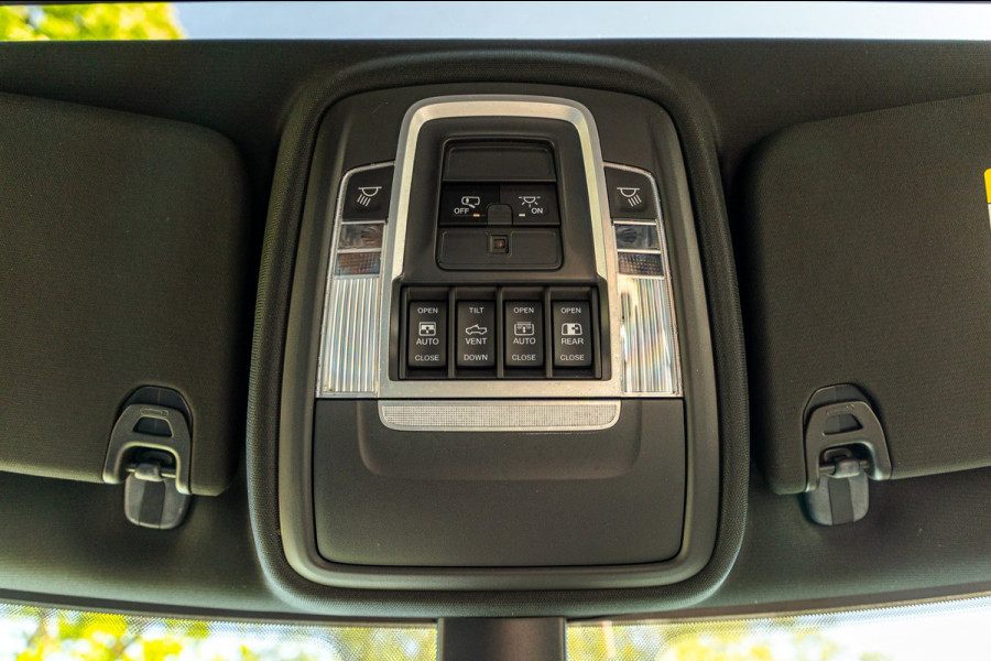 Dodge Ram 1500 5.7 V8 4x4 Crew Cab Rebel Panoramadak I Leder zwart rood I Camera I Nieuwe banden I LPG I Luchtvering I Trekhaak