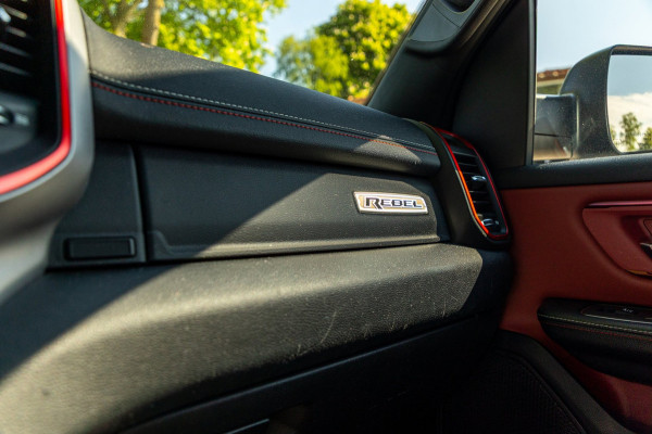 Dodge Ram 1500 5.7 V8 4x4 Crew Cab Rebel Panoramadak I Leder zwart rood I Camera I Nieuwe banden I LPG I Luchtvering I Trekhaak