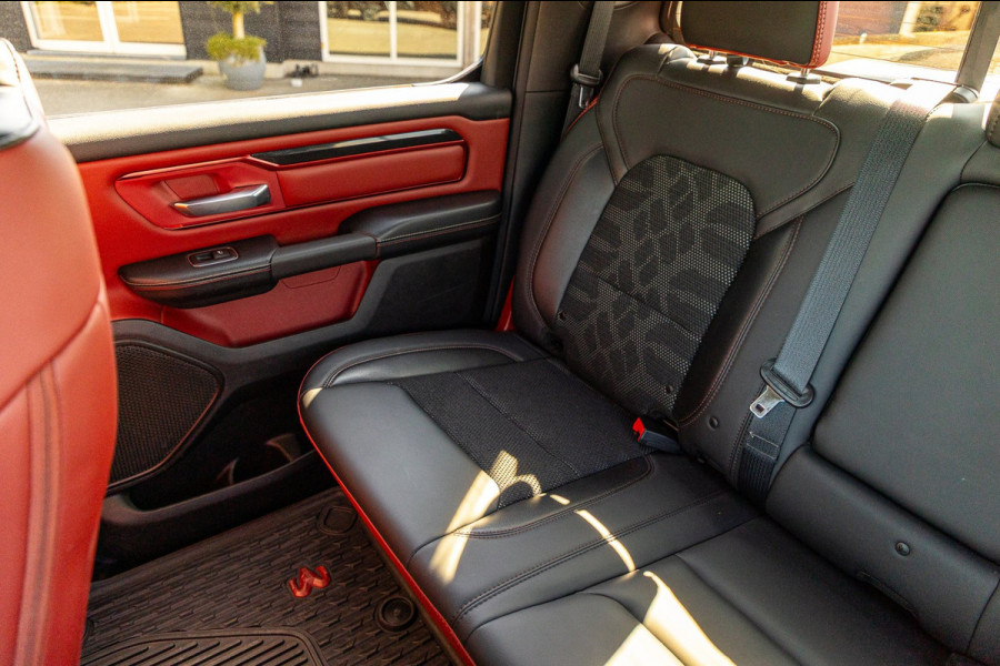 Dodge Ram 1500 5.7 V8 4x4 Crew Cab Rebel Panoramadak I Leder zwart rood I Camera I Nieuwe banden I LPG I Luchtvering I Trekhaak