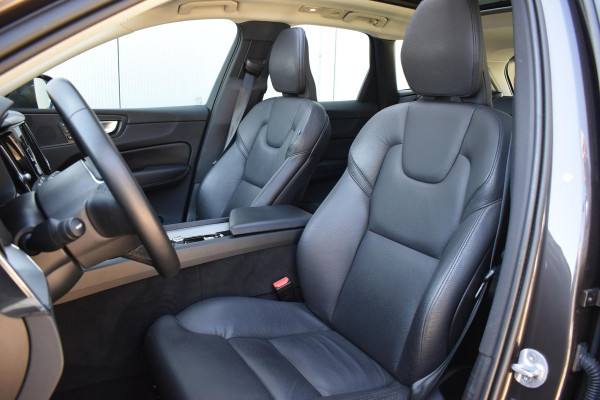 Volvo XC60 T6 350PK Automaat Plug-in Hybrid AWD Plus Bright / Navigatie / Elektrisch glazen schuif-kanteldak / Leren bekleding / Stuur & Stoelverwarming / Elektrische stoelen met geheugen / Elektrische achterklep / Cruise control