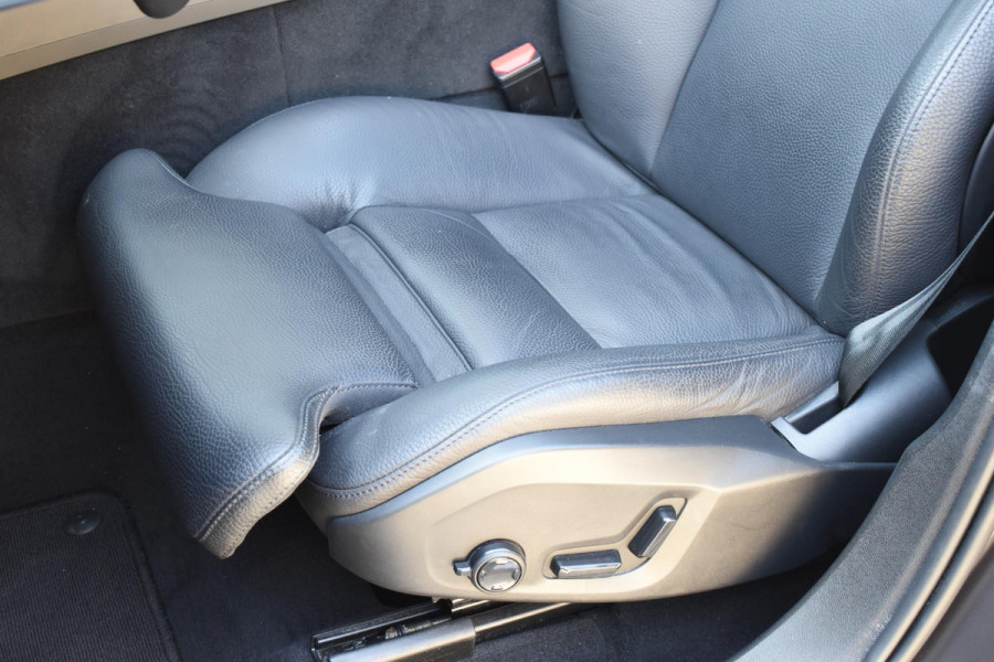 Volvo XC60 T6 350PK Automaat Plug-in Hybrid AWD Plus Bright / Navigatie / Elektrisch glazen schuif-kanteldak / Leren bekleding / Stuur & Stoelverwarming / Elektrische stoelen met geheugen / Elektrische achterklep / Cruise control