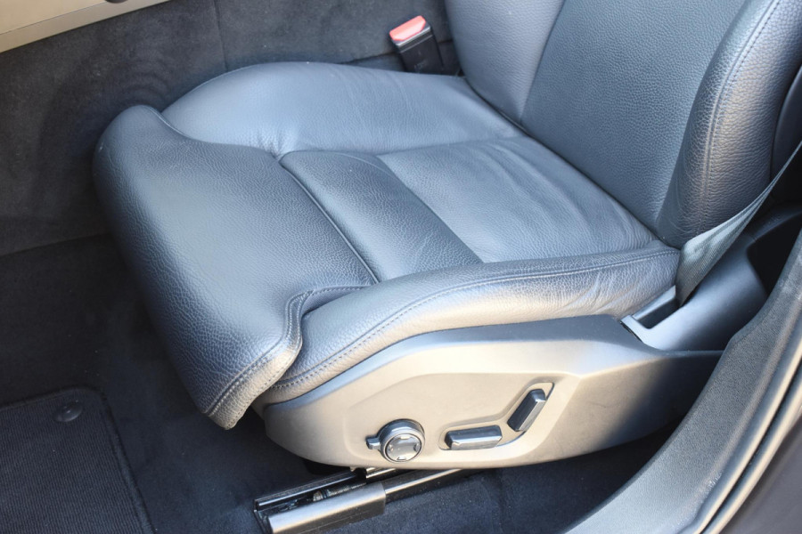 Volvo XC60 T6 350PK Automaat Plug-in Hybrid AWD Plus Bright / Navigatie / Elektrisch glazen schuif-kanteldak / Leren bekleding / Stuur & Stoelverwarming / Elektrische stoelen met geheugen / Elektrische achterklep / Cruise control