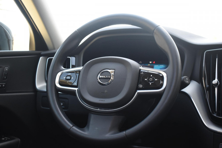 Volvo XC60 T6 350PK Automaat Plug-in Hybrid AWD Plus Bright / Navigatie / Elektrisch glazen schuif-kanteldak / Leren bekleding / Stuur & Stoelverwarming / Elektrische stoelen met geheugen / Elektrische achterklep / Cruise control
