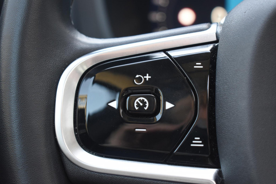 Volvo XC60 T6 350PK Automaat Plug-in Hybrid AWD Plus Bright / Navigatie / Elektrisch glazen schuif-kanteldak / Leren bekleding / Stuur & Stoelverwarming / Elektrische stoelen met geheugen / Elektrische achterklep / Cruise control