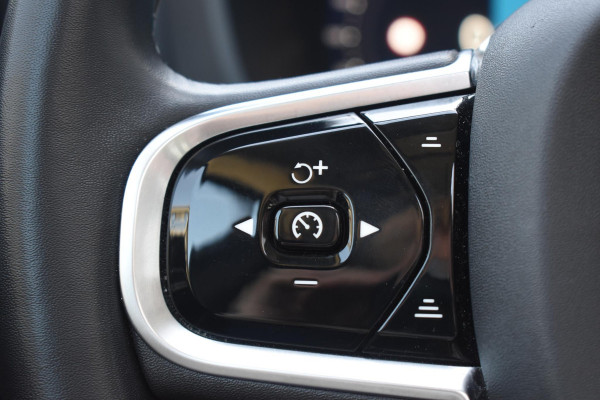 Volvo XC60 T6 350PK Automaat Plug-in Hybrid AWD Plus Bright / Navigatie / Elektrisch glazen schuif-kanteldak / Leren bekleding / Stuur & Stoelverwarming / Elektrische stoelen met geheugen / Elektrische achterklep / Cruise control