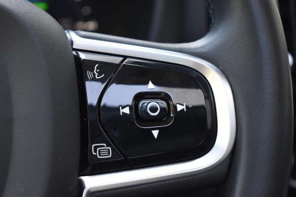 Volvo XC60 T6 350PK Automaat Plug-in Hybrid AWD Plus Bright / Navigatie / Elektrisch glazen schuif-kanteldak / Leren bekleding / Stuur & Stoelverwarming / Elektrische stoelen met geheugen / Elektrische achterklep / Cruise control
