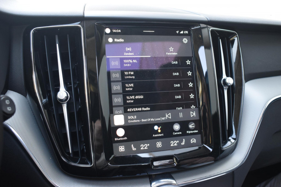 Volvo XC60 T6 350PK Automaat Plug-in Hybrid AWD Plus Bright / Navigatie / Elektrisch glazen schuif-kanteldak / Leren bekleding / Stuur & Stoelverwarming / Elektrische stoelen met geheugen / Elektrische achterklep / Cruise control