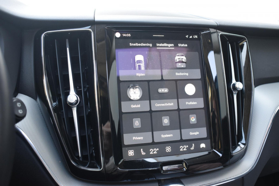 Volvo XC60 T6 350PK Automaat Plug-in Hybrid AWD Plus Bright / Navigatie / Elektrisch glazen schuif-kanteldak / Leren bekleding / Stuur & Stoelverwarming / Elektrische stoelen met geheugen / Elektrische achterklep / Cruise control