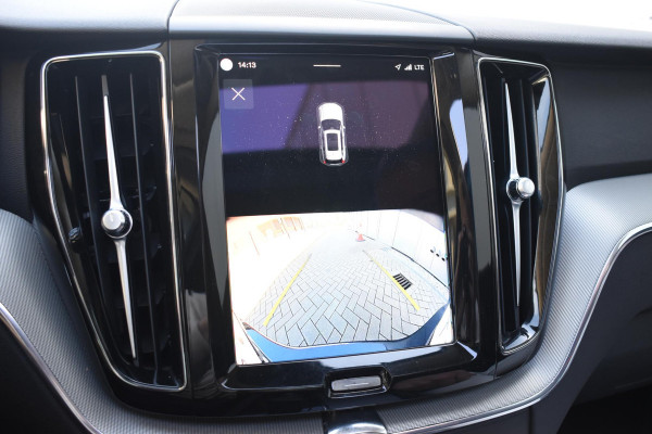 Volvo XC60 T6 350PK Automaat Plug-in Hybrid AWD Plus Bright / Navigatie / Elektrisch glazen schuif-kanteldak / Leren bekleding / Stuur & Stoelverwarming / Elektrische stoelen met geheugen / Elektrische achterklep / Cruise control