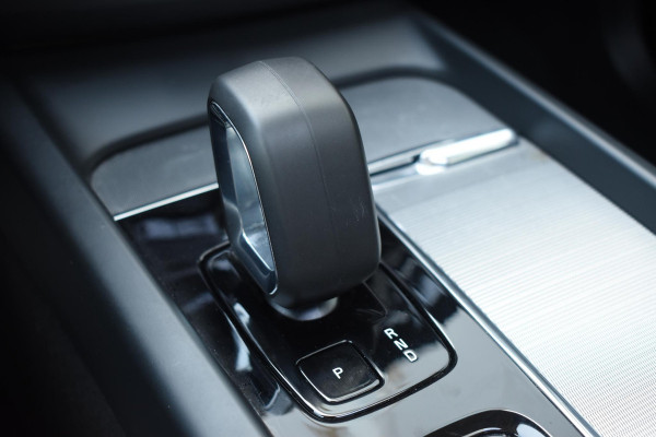 Volvo XC60 T6 350PK Automaat Plug-in Hybrid AWD Plus Bright / Navigatie / Elektrisch glazen schuif-kanteldak / Leren bekleding / Stuur & Stoelverwarming / Elektrische stoelen met geheugen / Elektrische achterklep / Cruise control