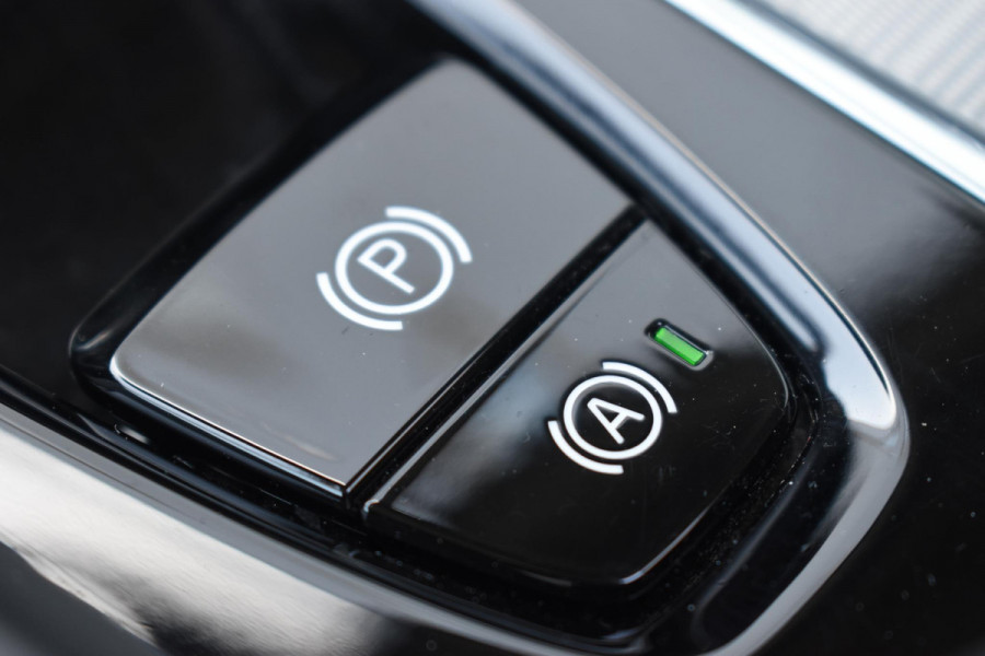 Volvo XC60 T6 350PK Automaat Plug-in Hybrid AWD Plus Bright / Navigatie / Elektrisch glazen schuif-kanteldak / Leren bekleding / Stuur & Stoelverwarming / Elektrische stoelen met geheugen / Elektrische achterklep / Cruise control