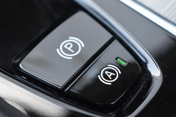 Volvo XC60 T6 350PK Automaat Plug-in Hybrid AWD Plus Bright / Navigatie / Elektrisch glazen schuif-kanteldak / Leren bekleding / Stuur & Stoelverwarming / Elektrische stoelen met geheugen / Elektrische achterklep / Cruise control