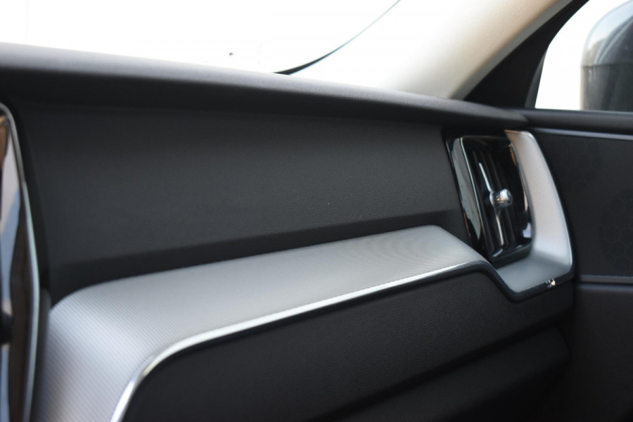 Volvo XC60 T6 350PK Automaat Plug-in Hybrid AWD Plus Bright / Navigatie / Elektrisch glazen schuif-kanteldak / Leren bekleding / Stuur & Stoelverwarming / Elektrische stoelen met geheugen / Elektrische achterklep / Cruise control