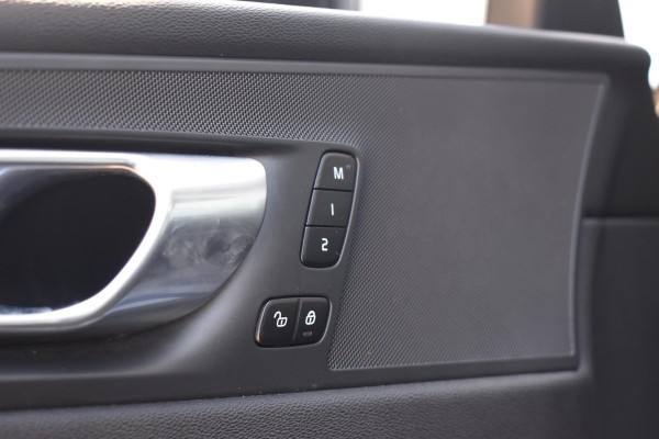 Volvo XC60 T6 350PK Automaat Plug-in Hybrid AWD Plus Bright / Navigatie / Elektrisch glazen schuif-kanteldak / Leren bekleding / Stuur & Stoelverwarming / Elektrische stoelen met geheugen / Elektrische achterklep / Cruise control