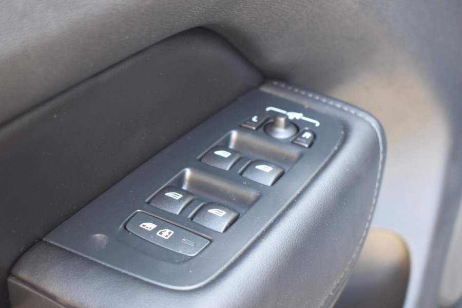 Volvo XC60 T6 350PK Automaat Plug-in Hybrid AWD Plus Bright / Navigatie / Elektrisch glazen schuif-kanteldak / Leren bekleding / Stuur & Stoelverwarming / Elektrische stoelen met geheugen / Elektrische achterklep / Cruise control
