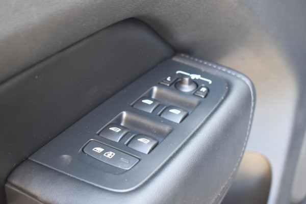 Volvo XC60 T6 350PK Automaat Plug-in Hybrid AWD Plus Bright / Navigatie / Elektrisch glazen schuif-kanteldak / Leren bekleding / Stuur & Stoelverwarming / Elektrische stoelen met geheugen / Elektrische achterklep / Cruise control
