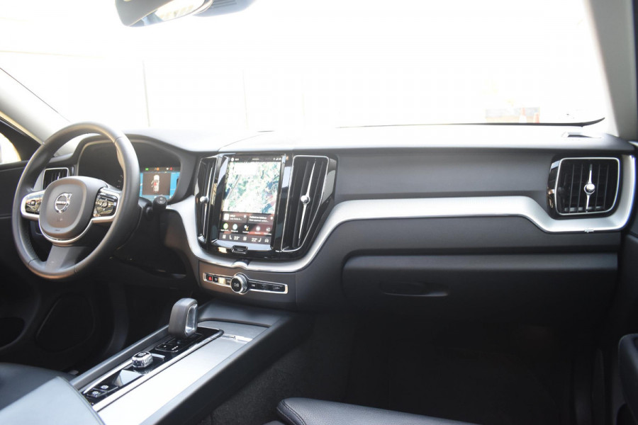 Volvo XC60 T6 350PK Automaat Plug-in Hybrid AWD Plus Bright / Navigatie / Elektrisch glazen schuif-kanteldak / Leren bekleding / Stuur & Stoelverwarming / Elektrische stoelen met geheugen / Elektrische achterklep / Cruise control