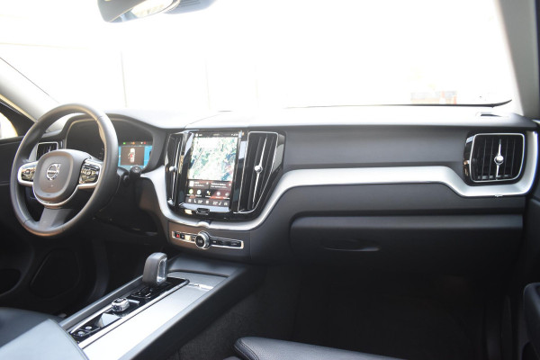 Volvo XC60 T6 350PK Automaat Plug-in Hybrid AWD Plus Bright / Navigatie / Elektrisch glazen schuif-kanteldak / Leren bekleding / Stuur & Stoelverwarming / Elektrische stoelen met geheugen / Elektrische achterklep / Cruise control