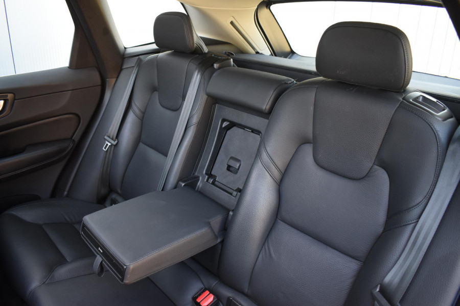 Volvo XC60 T6 350PK Automaat Plug-in Hybrid AWD Plus Bright / Navigatie / Elektrisch glazen schuif-kanteldak / Leren bekleding / Stuur & Stoelverwarming / Elektrische stoelen met geheugen / Elektrische achterklep / Cruise control