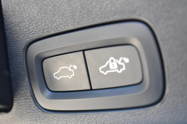 Volvo XC60 T6 350PK Automaat Plug-in Hybrid AWD Plus Bright / Navigatie / Elektrisch glazen schuif-kanteldak / Leren bekleding / Stuur & Stoelverwarming / Elektrische stoelen met geheugen / Elektrische achterklep / Cruise control