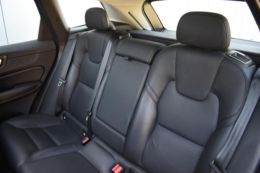 Volvo XC60 T6 350PK Automaat Plug-in Hybrid AWD Plus Bright / Navigatie / Elektrisch glazen schuif-kanteldak / Leren bekleding / Stuur & Stoelverwarming / Elektrische stoelen met geheugen / Elektrische achterklep / Cruise control