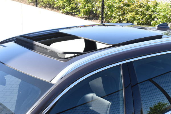 Volvo XC60 T6 350PK Automaat Plug-in Hybrid AWD Plus Bright / Navigatie / Elektrisch glazen schuif-kanteldak / Leren bekleding / Stuur & Stoelverwarming / Elektrische stoelen met geheugen / Elektrische achterklep / Cruise control