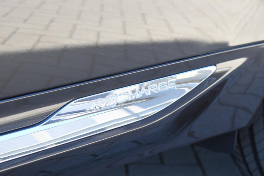 Volvo XC60 T6 350PK Automaat Plug-in Hybrid AWD Plus Bright / Navigatie / Elektrisch glazen schuif-kanteldak / Leren bekleding / Stuur & Stoelverwarming / Elektrische stoelen met geheugen / Elektrische achterklep / Cruise control