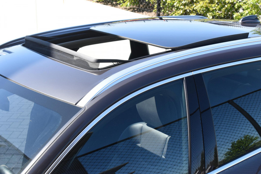 Volvo XC60 T6 350PK Automaat Plug-in Hybrid AWD Plus Bright / Navigatie / Elektrisch glazen schuif-kanteldak / Leren bekleding / Stuur & Stoelverwarming / Elektrische stoelen met geheugen / Elektrische achterklep / Cruise control