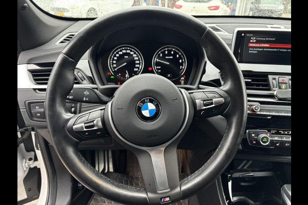BMW X1 xDrive25e M Sport | 220 PK PHEV | Plug-in Hybride | M pakket | Trekhaak | 19 inch | Camera | Sportstoelen | Stoelverwarming | Adaptive Led | Individual dakhemel | Elektrische achterklep