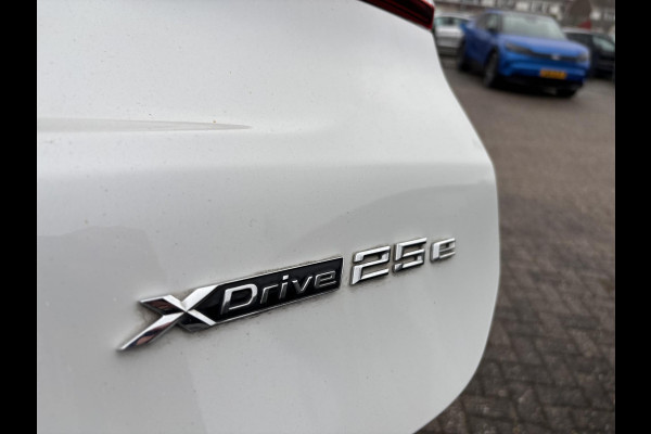 BMW X1 xDrive25e M Sport | 220 PK PHEV | Plug-in Hybride | M pakket | Trekhaak | 19 inch | Camera | Sportstoelen | Stoelverwarming | Adaptive Led | Individual dakhemel | Elektrische achterklep