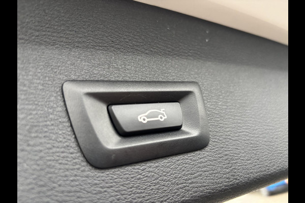 BMW X1 xDrive25e M Sport | 220 PK PHEV | Plug-in Hybride | M pakket | Trekhaak | 19 inch | Camera | Sportstoelen | Stoelverwarming | Adaptive Led | Individual dakhemel | Elektrische achterklep