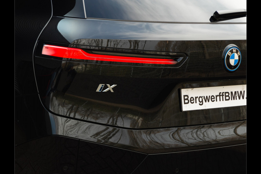 BMW iX xDrive50 - Luchtvering - Sportpakket - Driving + Parking Ass Prof