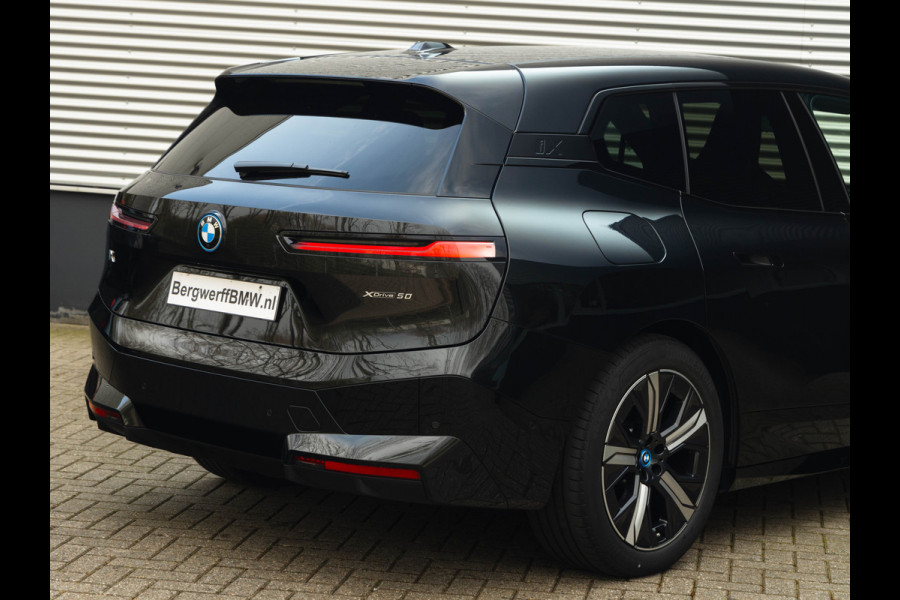BMW iX xDrive50 - Luchtvering - Sportpakket - Driving + Parking Ass Prof