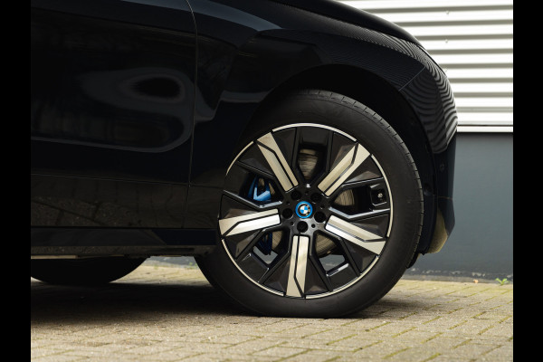 BMW iX xDrive50 - Luchtvering - Sportpakket - Driving + Parking Ass Prof