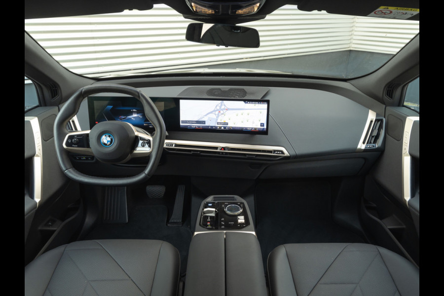 BMW iX xDrive50 - Luchtvering - Sportpakket - Driving + Parking Ass Prof