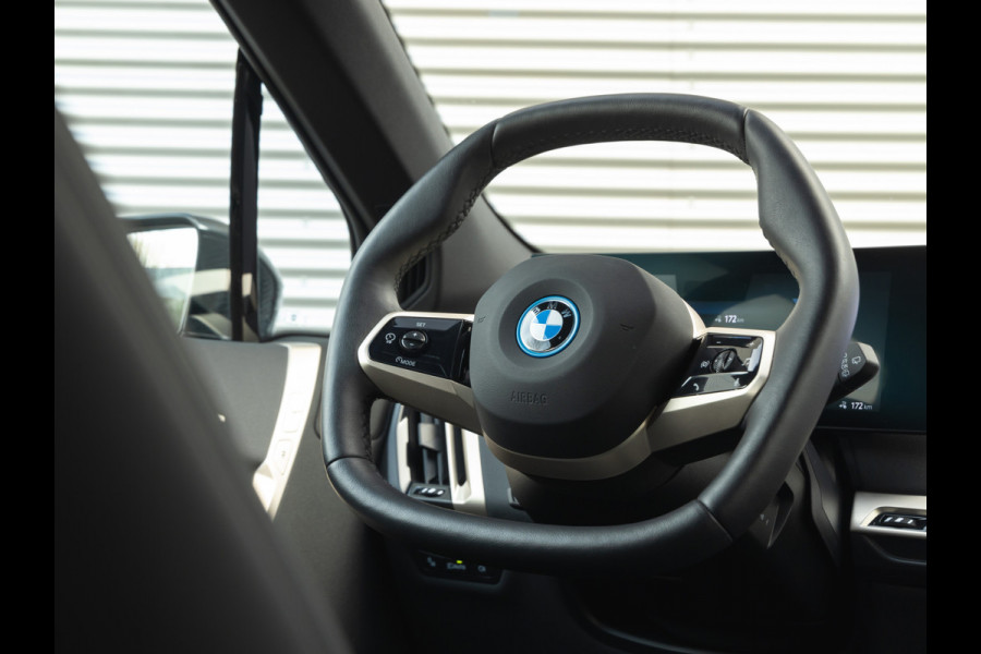 BMW iX xDrive50 - Luchtvering - Sportpakket - Driving + Parking Ass Prof