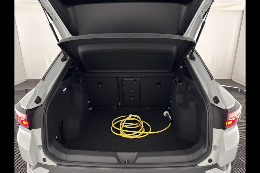 Volkswagen ID.4 Business 77 kWh [ 3-Fase-11kW ] {SOH-83%} (INCL-BTW) *LEATHER-ARTVELOURS | ADAPTIVE-CRUISE | FULL-LED | HEATED-COMFORTSEATS | KEYLESS | CAMERA | DIGI-COCKPIT | DAB | NAVI-FULLMAP | PRIVACY-GLASS | ECC | PDC | TOWBAR | 19''ALU*