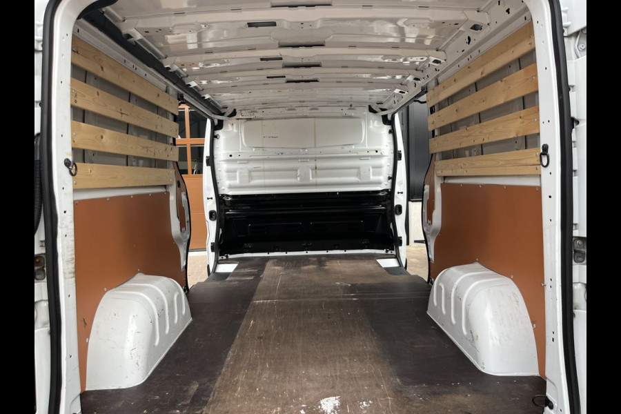 Renault Trafic 2.0 dCi 120pk L2 Work Edition Lease €253p/m, 2x Schuifdeur, Trekhaak, Airco, Navi, PDC, Led, Cruise controle, Onderhoudshistorie aanwezig