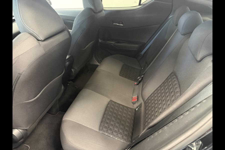 Toyota C-HR 1.8 Hybrid Dynamic Carplay ECC Privacy glass Keyless Go PDC !! 2e Pinksterdag geopend van 12:00 tot 17:00u !!