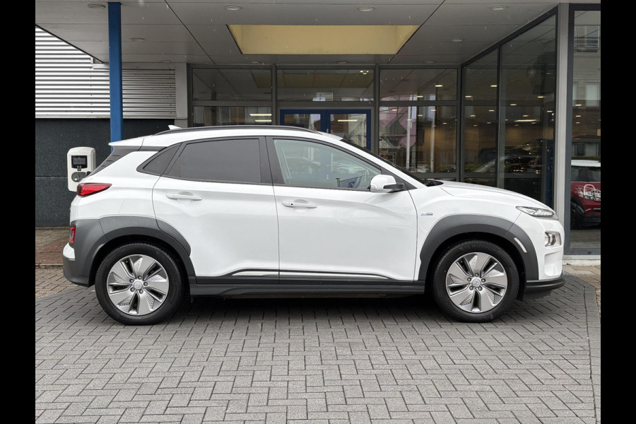 Hyundai Kona EV Fashion 64 kWh | 94,7% SOH | Trekhaak | Warmtepomp | Head-Up | 3Fase | Krell | Dodehoeksensoren | Camera |