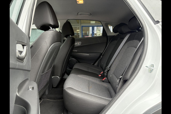 Hyundai Kona EV Fashion 64 kWh | 94,7% SOH | Trekhaak | Warmtepomp | Head-Up | 3Fase | Krell | Dodehoeksensoren | Camera |