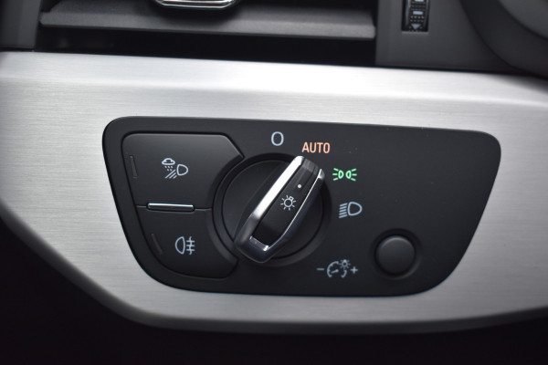 Audi A4 Limousine 35 TFSI S-line 2.0 Mild Hybrid S-line black-line Automaat Leder interieur