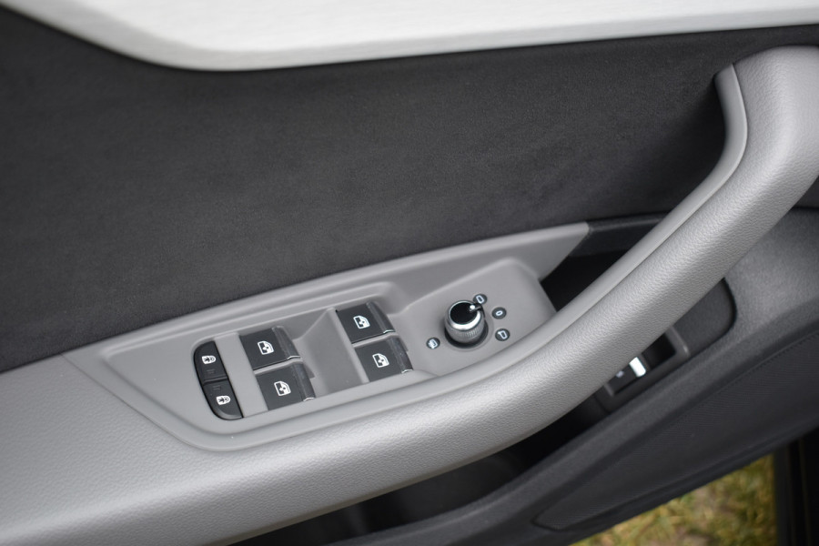 Audi A4 Limousine 35 TFSI S-line 2.0 Mild Hybrid S-line black-line Automaat Leder interieur