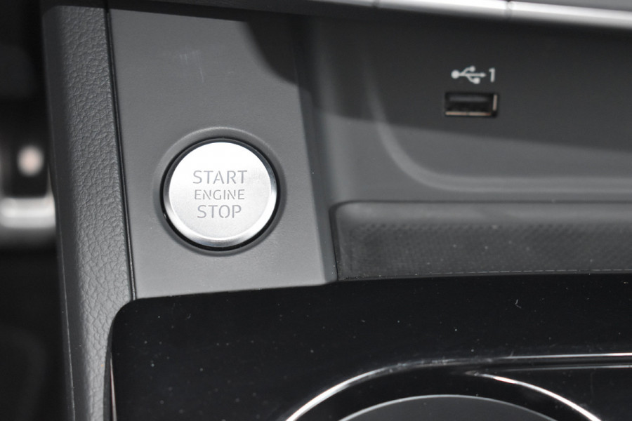 Audi A4 Limousine 35 TFSI S-line 2.0 Mild Hybrid S-line black-line Automaat Leder interieur