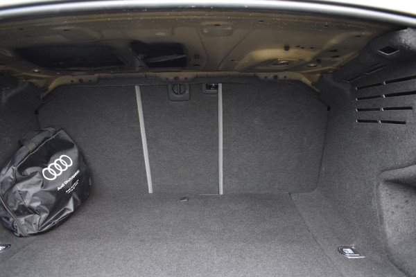 Audi A4 Limousine 35 TFSI S-line 2.0 Mild Hybrid S-line black-line Automaat Leder interieur
