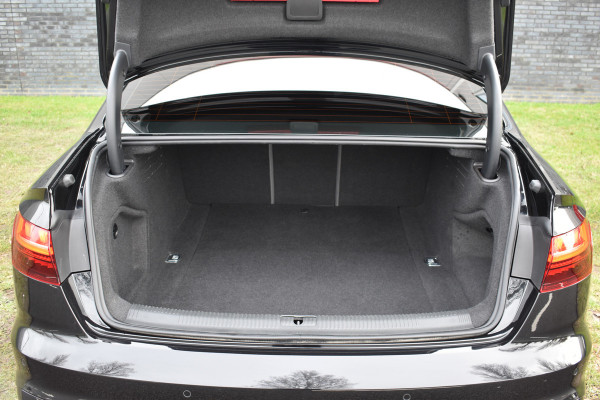 Audi A4 Limousine 35 TFSI S-line 2.0 Mild Hybrid S-line black-line Automaat Leder interieur