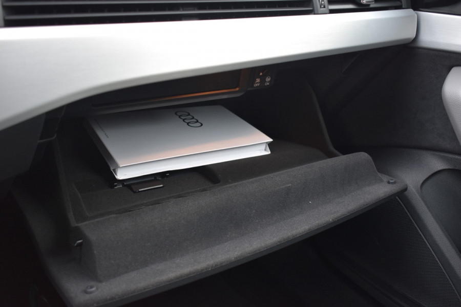 Audi A4 Limousine 35 TFSI S-line 2.0 Mild Hybrid S-line black-line Automaat Leder interieur